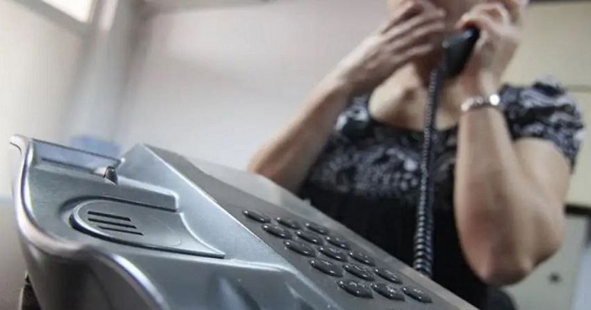 Manuale vechi. Accesarea internetului prin dial-up, predată elevilor în 2023: „Dacă nu răspunde, pune microreceptorul în furcă“