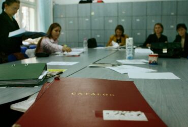 Unu din doi profesori nu crede că autoritățile vor acorda creșterile salariale promise. Sondaj