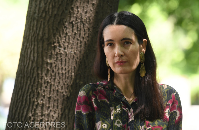 VIDEO Clotilde Armand declară război comercianților din Sectorul 1 și publică imagini cu angajații unui magazin de pe Victoriei care lasă saci de gunoi pe trotuar