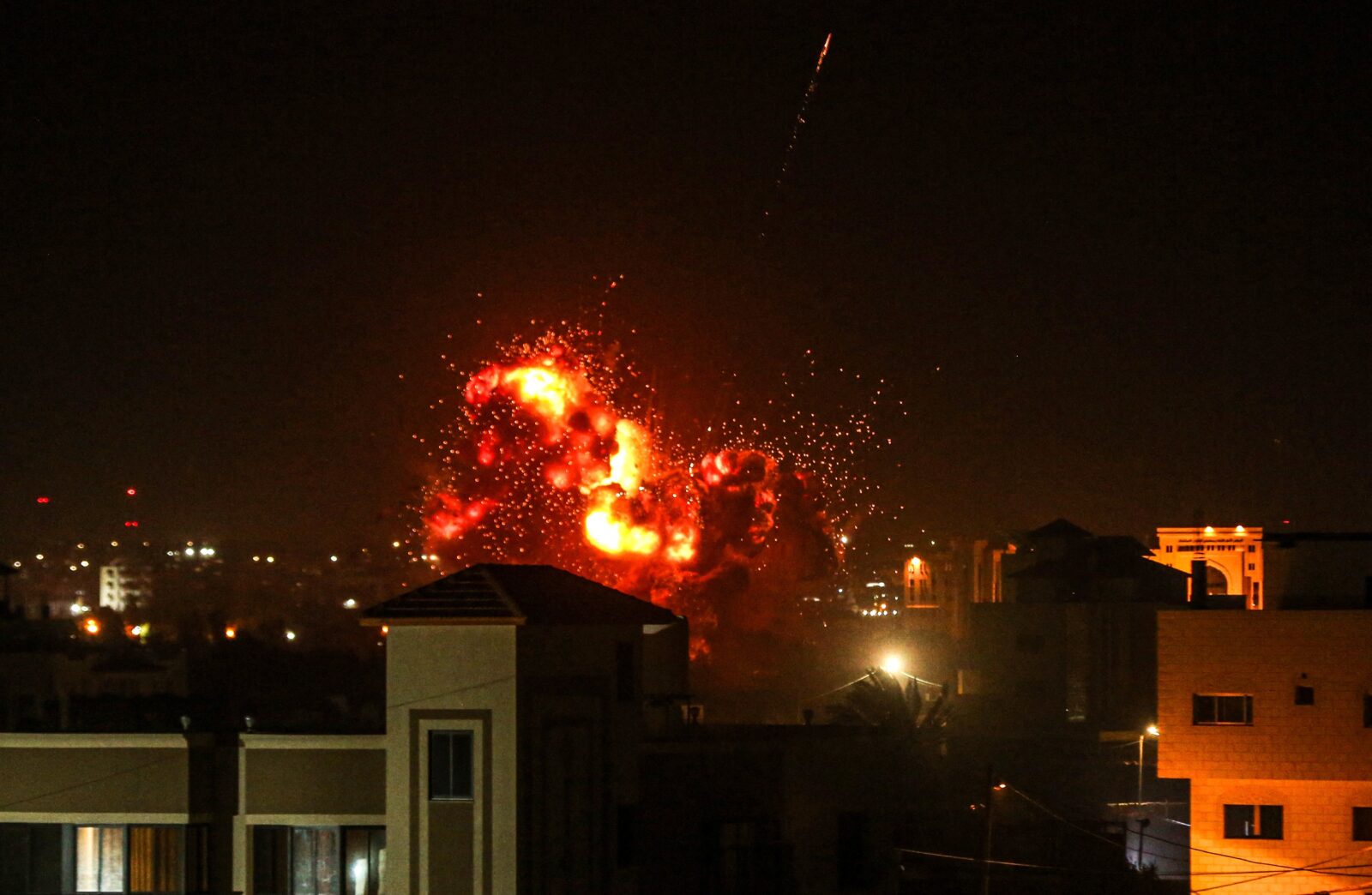 Armata israeliană lansează un atac în Gaza după violențele de la graniță