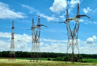 Furnizorii și distribuitorii de energie critică dur creșterile de taxe: Periclitează grav capacitatea de a mai finanța schemele de plafonare a prețurilor