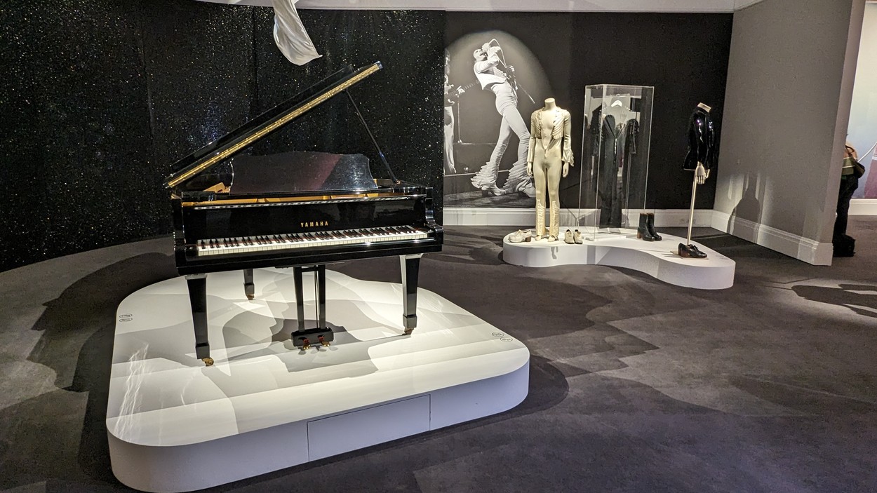 Pianul lui Freddie Mercury și manuscrisul celebrului hit ”Bohemian Rhapsody”, vândute la licitație / Ar fi putut fi „Mongolian Rhapsody”