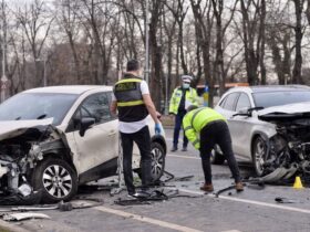 ​Doi tineri, prinși că simulau accidente și încasau banii pentru reparații
