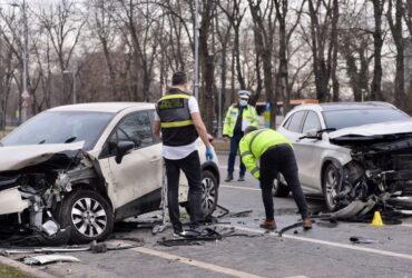 ​Doi tineri, prinși că simulau accidente și încasau banii pentru reparații