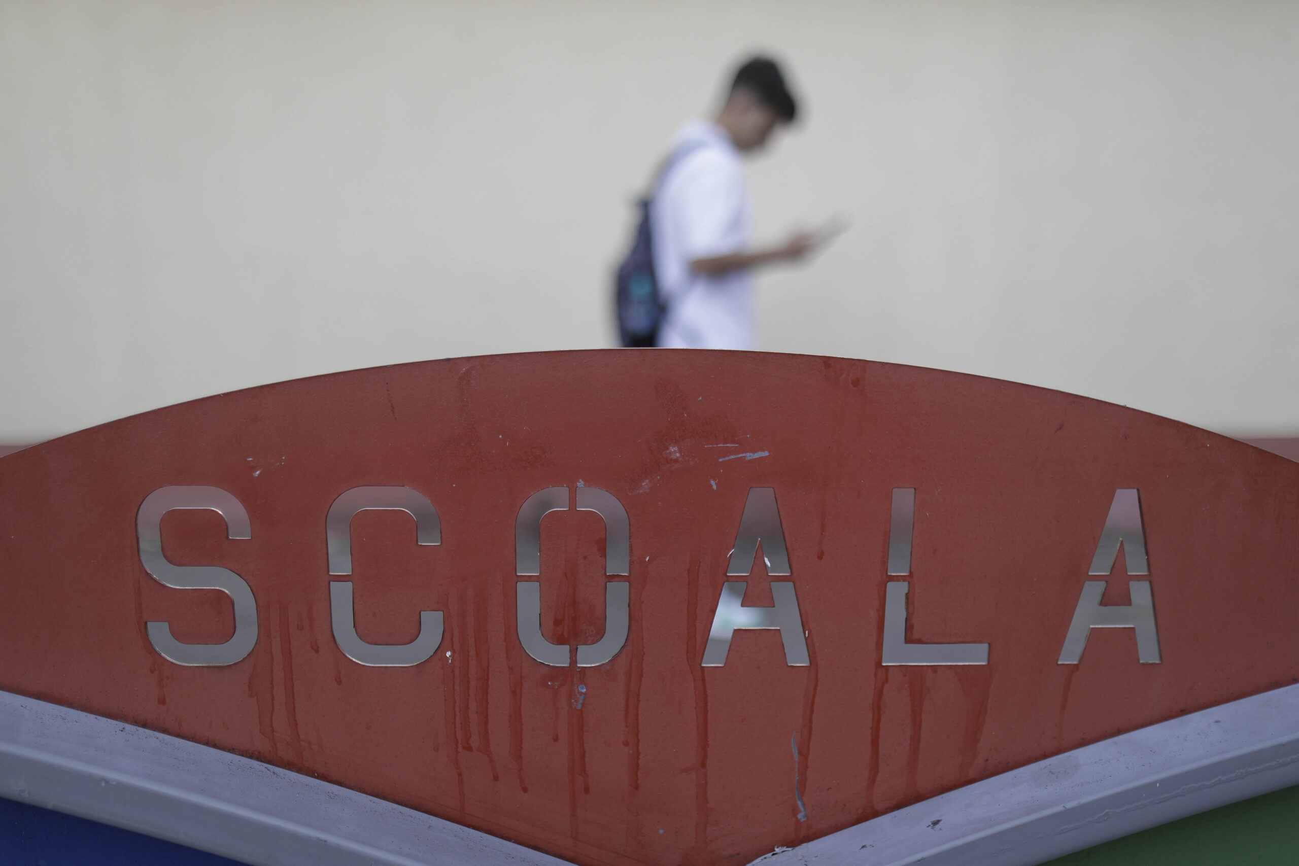 Manuale lipsă pentru clasele a I-a, a II-a și a VI-a, deși școala a început de mai bine de o săptămână / Explicațiile Ministerului Educației