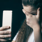 „Am 14 ani si îmi este greu să vorbesc despre asta”. Două din trei imagini raportate în 2022 conțineau abuzuri sexuale asupra copiilor