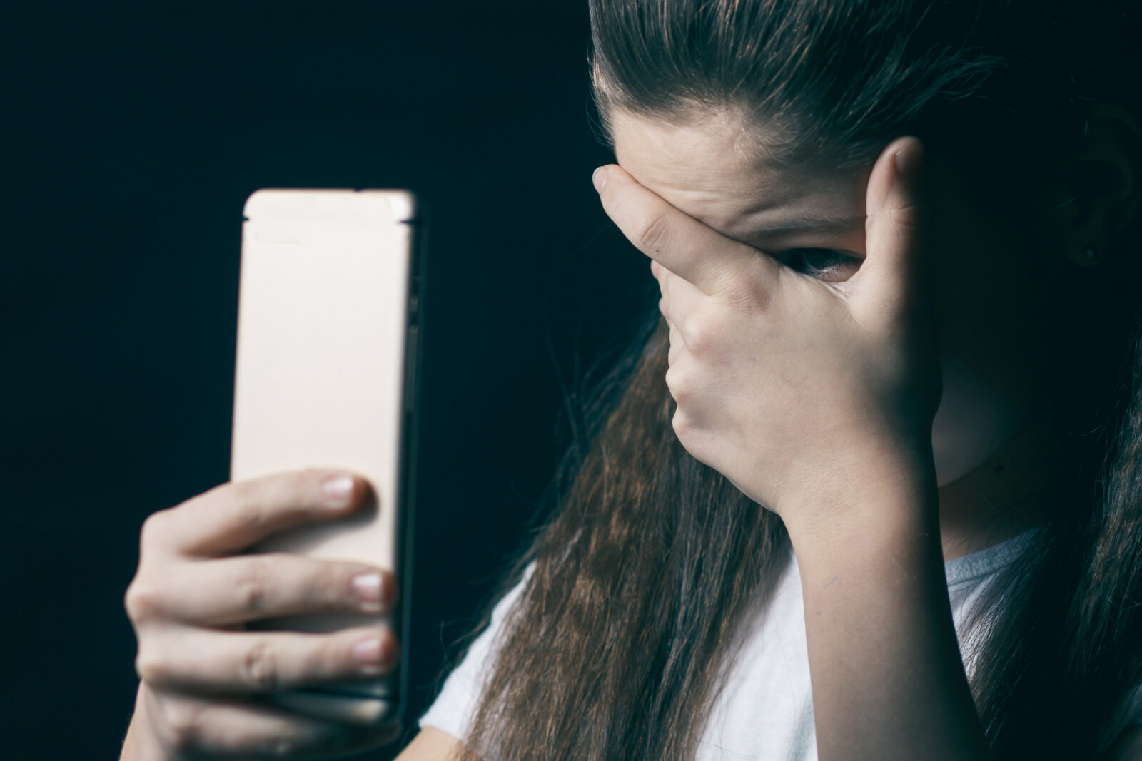 „Am 14 ani si îmi este greu să vorbesc despre asta”. Două din trei imagini raportate în 2022 conțineau abuzuri sexuale asupra copiilor „Am 14 ani si îmi este greu să vorbesc despre asta”. Două din trei imagini raportate în 2022 conțineau abuzuri sexuale asupra copiilor