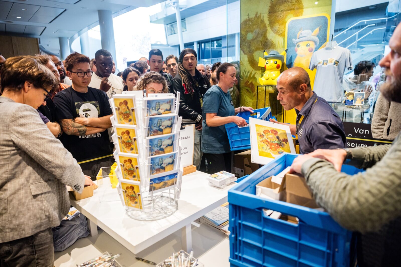 VIDEO Îmbrânceli la muzeul Van Gogh din Amsterdam pentru produse Pokemon inspirate de lucrările pictorului olandez