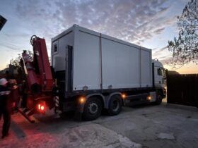 Prima locuință modulară din cele promise a ajuns la Crevedia / 10 case distruse și 75 avariate în urma deflagrațiilor