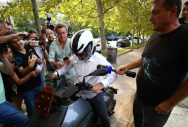 (VIDEO) Tatăl lui Vlad Pascu a intrat cu scuterul în jurnalişti