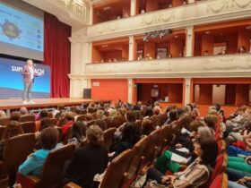 „Când vezi copilul din fața ta cu adevărat, ca pe un om, lucrurile se schimbă”. Despre Mentalitatea deschisă în educație