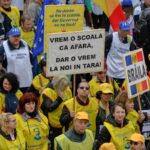 Cadrele didactice așteaptă lista magazinelor unde pot fi folosite cardurile cu prima de carieră