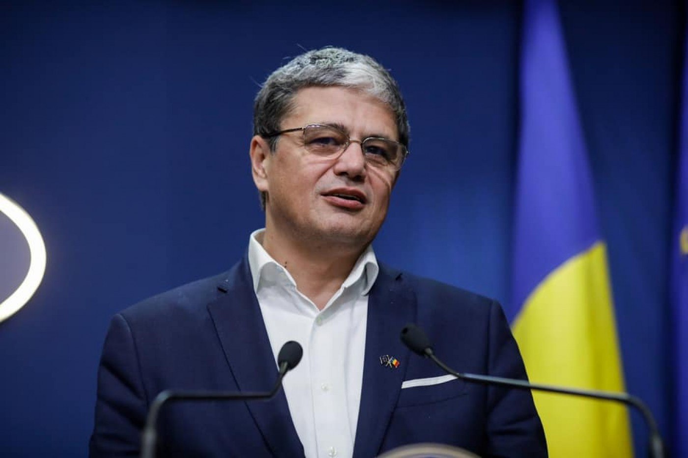 Coaliția acționează indecis: cu o mână reduce cheltuieli, cu alta încurajează dezmățul bugetar