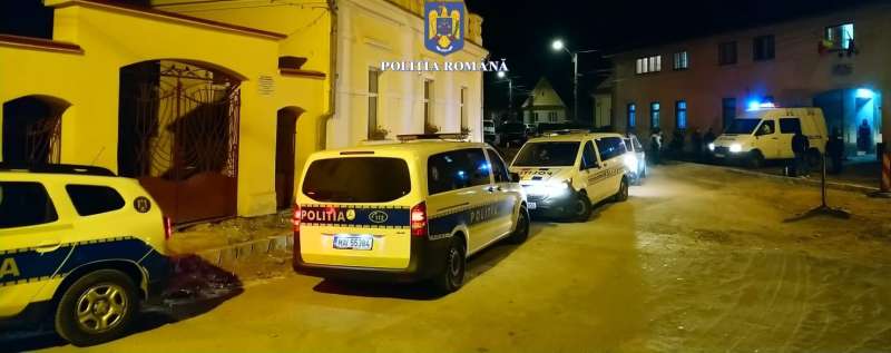 Cămătărie şi şantaj: Membrii grupării, luați pe sus