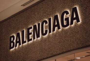 VIDEO Designerul Demna Gvasalia de la Balenciaga și-a transformat prietenii și familia în modele la prezentarea de modă de la Paris