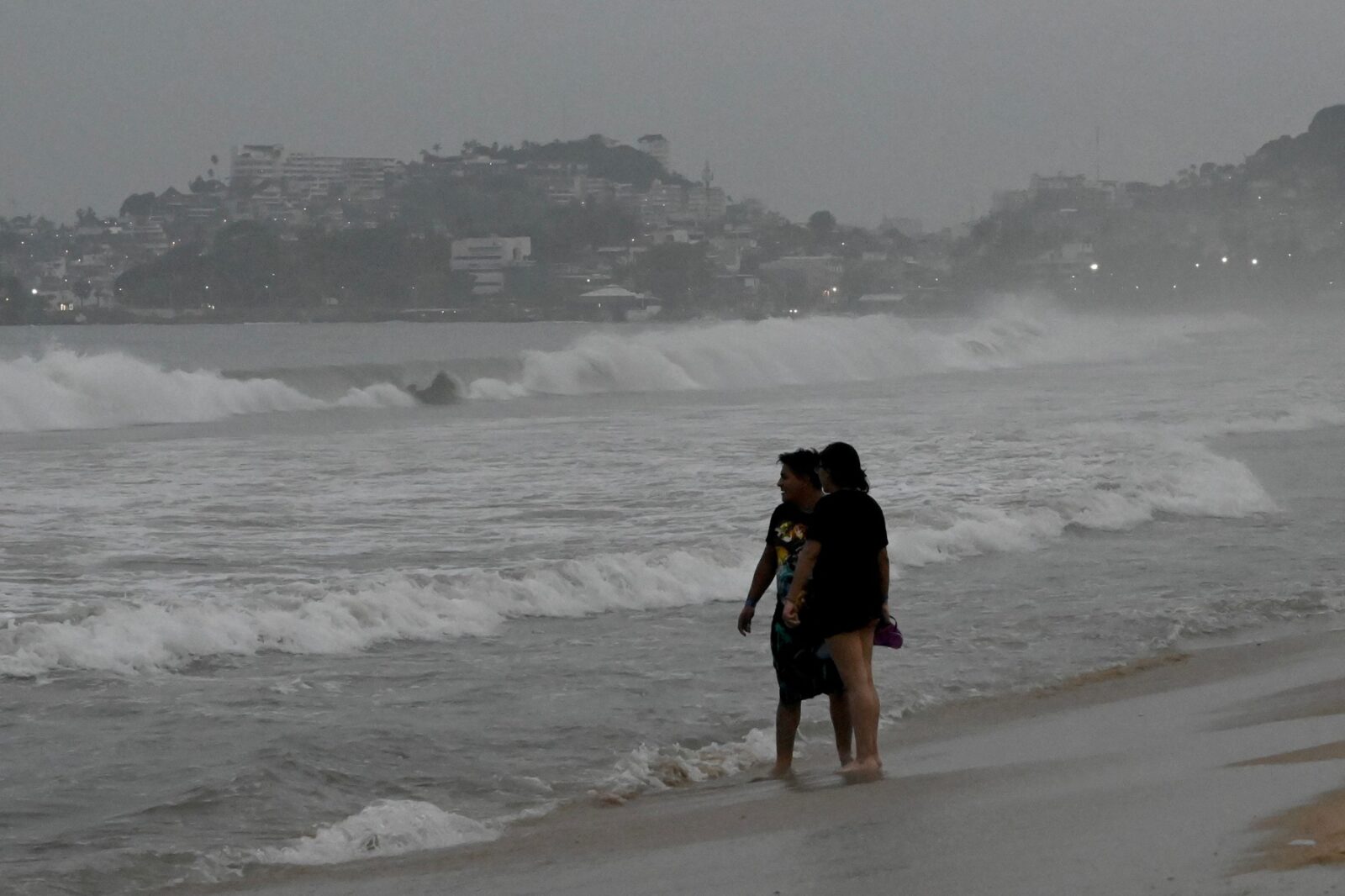 Mexic – Uraganul Otis se pregăteşte să lovească Acapulco cu forţa unei furtuni de categoria 5 ”extrem de periculoasă”