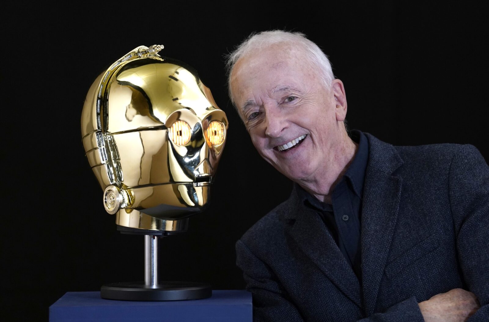 Capul lui C-3PO, costumul lui Leonardo DiCaprio din „Titanic” și biciul lui Indiana Jones vor fi scoase la vânzare într-o licitație eveniment