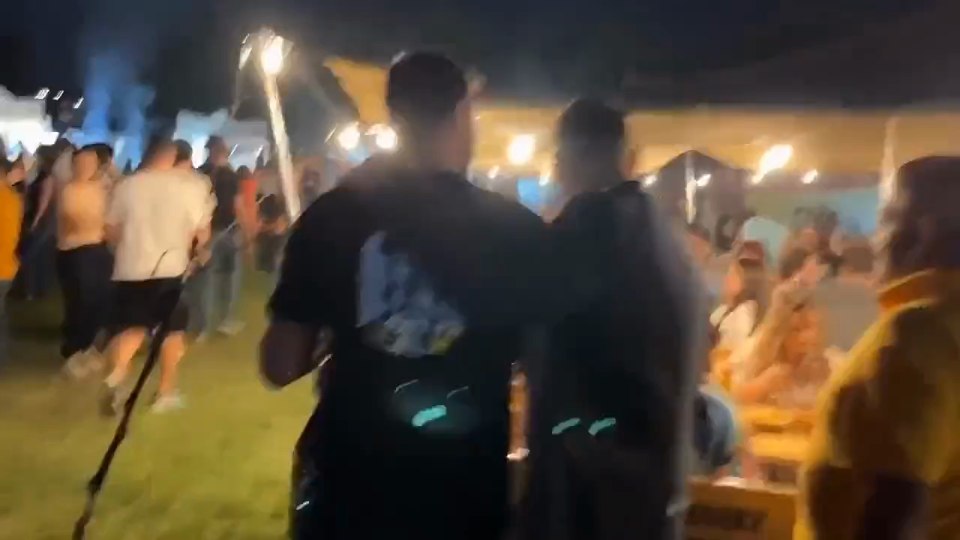 Incident cu președintele AUR -George Simion- la festivalul ‘Micul de Aur’ Incident cu președintele AUR -George Simion- la festivalul ‘Micul de Aur’