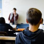 Burse de merit cu scandal. Câți elevi cu medii între 9,50 și 10,00 și câți școlari „de 2” vor încasa 450 lei lunar