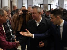 Nicolae Ciucă, baie de mulțime într-o piață din Șimleu Silvanei