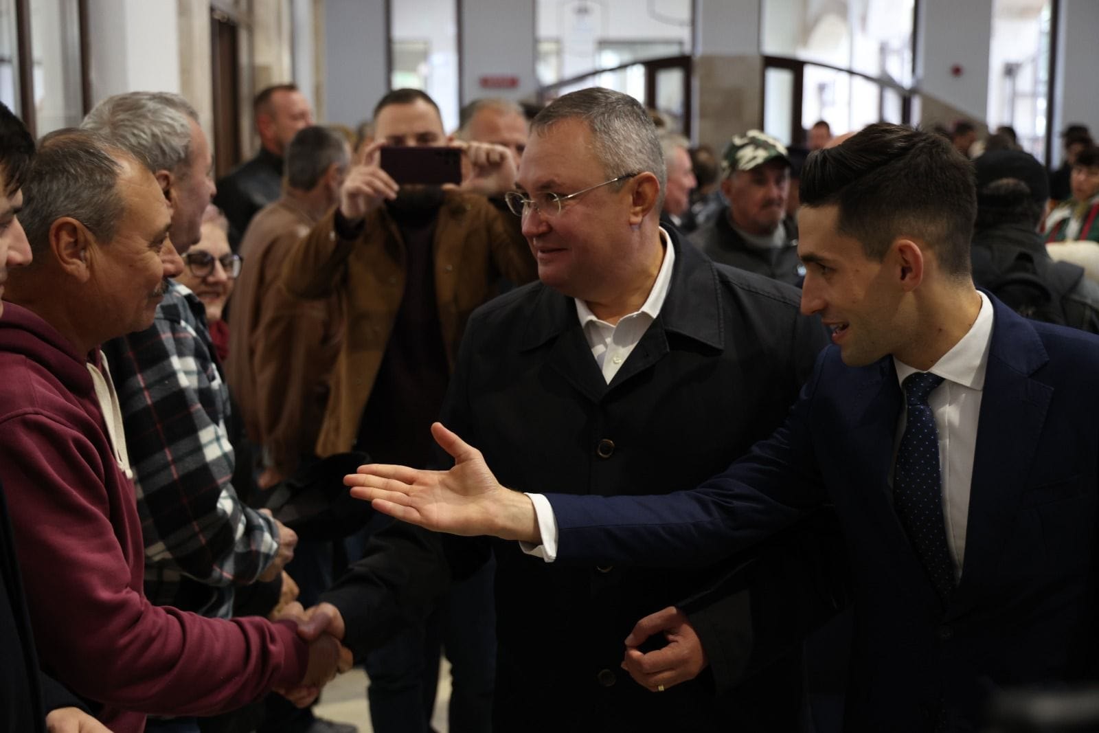 Nicolae Ciucă, baie de mulțime într-o piață din Șimleu Silvanei Nicolae Ciucă, baie de mulțime într-o piață din Șimleu Silvanei