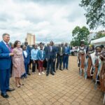 Turneul african al lui Iohannis, între alerte de călătorie, safari și probleme de stat
