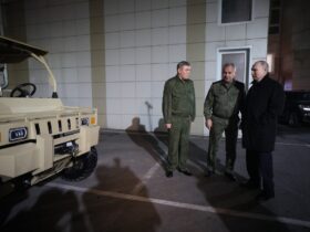 Putin a văzut „noi modele de echipamente militare” în cartierul general al „operațiunii militare speciale”. Șoigu și Gherasimov i-au dat raportul Putin a văzut „noi modele de echipamente militare” în cartierul general al „operațiunii militare speciale”. Șoigu și Gherasimov i-au dat raportul