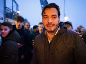 VIDEO Un deputat olandez pro-Moscova, lovit în cap cu o sticlă de bere în timpul unui miting electoral