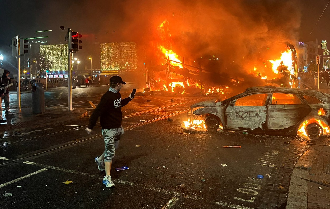 Revolte violente la Dublin după 3 copii au fost înjunghiați / Ciocniri între poliție și protestatarii anti-imigranți Revolte violente la Dublin după 3 copii au fost înjunghiați / Ciocniri între poliție și protestatarii anti-imigranți