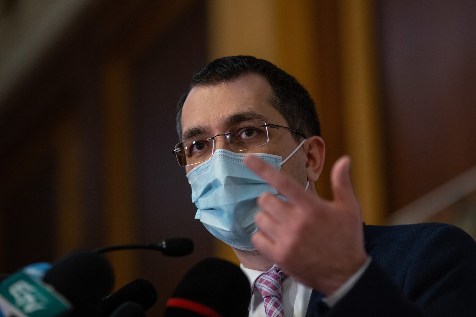 Vlad Voiculescu, urmărit penal pentru abuz în serviciu. Fostul ministru a fost la DNA UPDATE Vlad Voiculescu, urmărit penal pentru abuz în serviciu. Fostul ministru a fost la DNA UPDATE