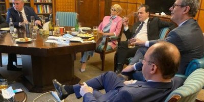 Ludovic Orban, despre fotografia în care apărea consumând alcool: „Eu beau apă plată, fresh sau limonadă şi mai ales ristretto” Ludovic Orban, despre fotografia în care apărea consumând alcool: „Eu beau apă plată, fresh sau limonadă şi mai ales ristretto”