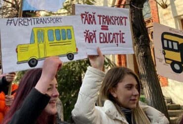 Protest al elevilor în fața ministerului Educației. De ce au ieșit copiii în stradă