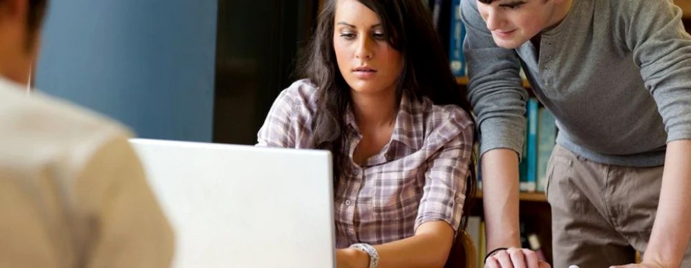 Site-urile care vând referate pentru elevi și studenți vor fi închise