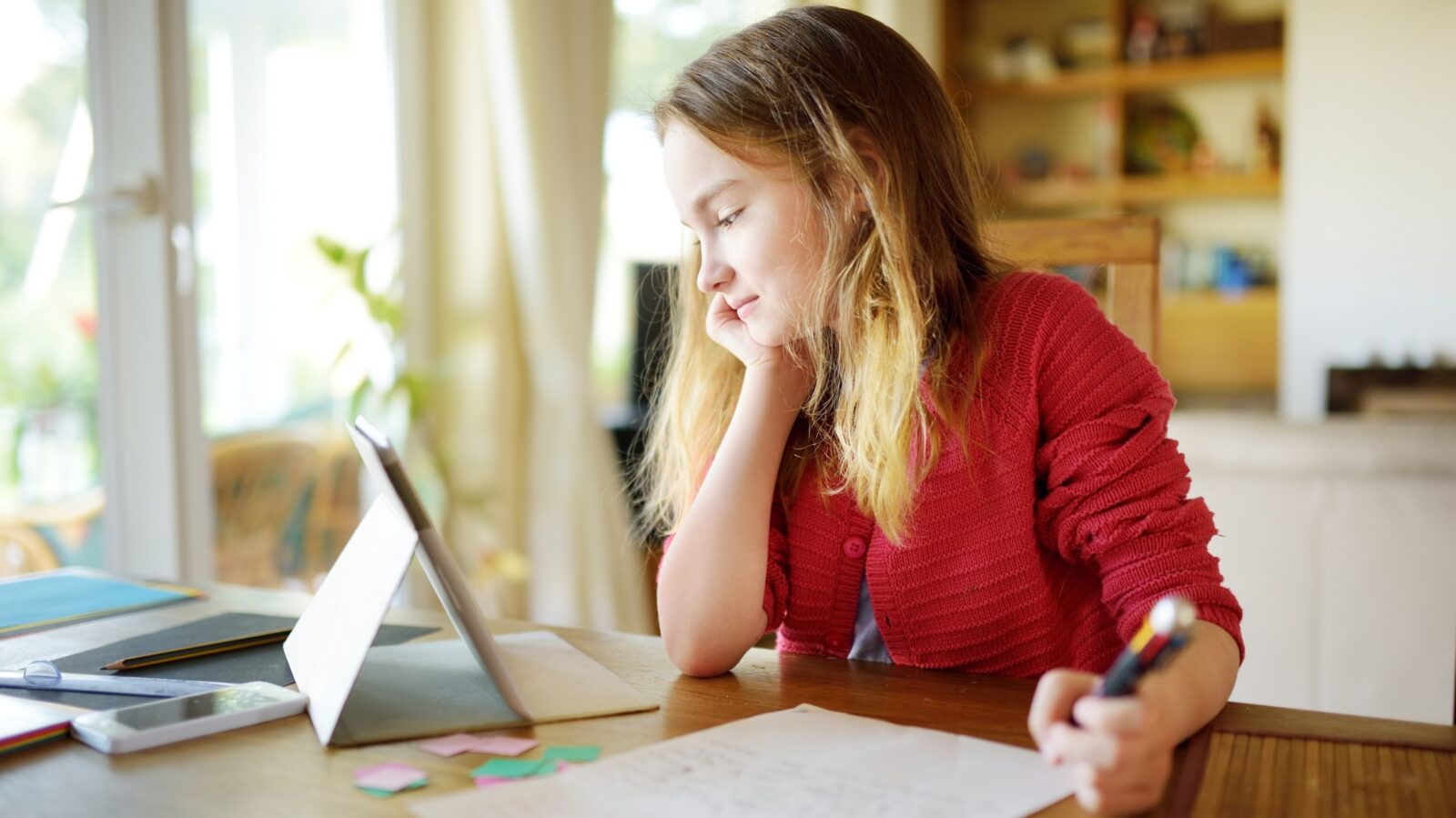 Diferența dintre conceptele „homeschooling” și „școala de acasă”. Categoria de copii care poate învăța de acasă fără să încalce legea