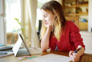 Diferența dintre conceptele „homeschooling” și „școala de acasă”. Categoria de copii care poate învăța de acasă fără să încalce legea