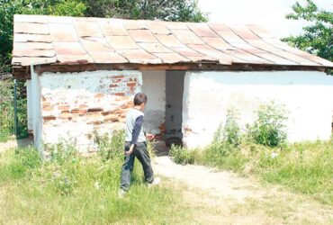România școlilor cu WC-uri în fundul curții. „Toaleta aceea e simbolul comunității care nu are grijă de școală”