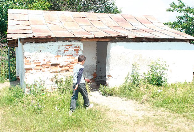România școlilor cu WC-uri în fundul curții. „Toaleta aceea e simbolul comunității care nu are grijă de școală”