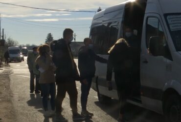 Elevi navetiști lăsați de șofer în stație pentru că nu aveau bani de bilet