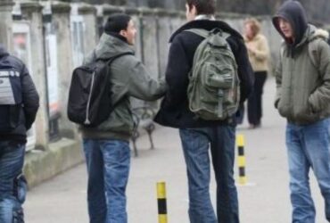 Cazul elevilor ținuți în frig în fața unei școli din Bacău naște controverse. Cum ar trebui impusă disciplina la liceu