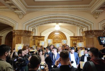 PSD a depus plângere penală împotriva membrilor AUR care au dat buzna în ședința grupurilor parlamentare ale partidului
