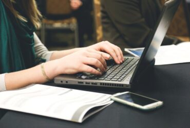 Supărarea profesorilor care au corectat lucrările de la simulare. „E bună evaluarea digitalizată, dar cu specialiști plătiți”