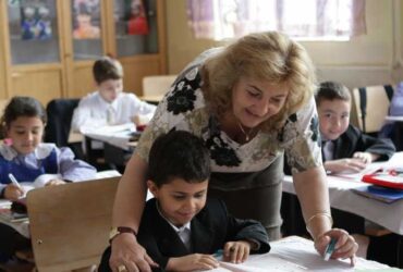 Școala românească, locul în care educația se face cu pumnul