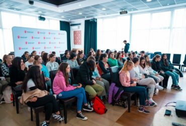 Salvaţi Copiii cere ca „Educaţia pentru sănătate” să fie accesibilă adolescenţilor de peste 14 ani fără acordul părinţilor