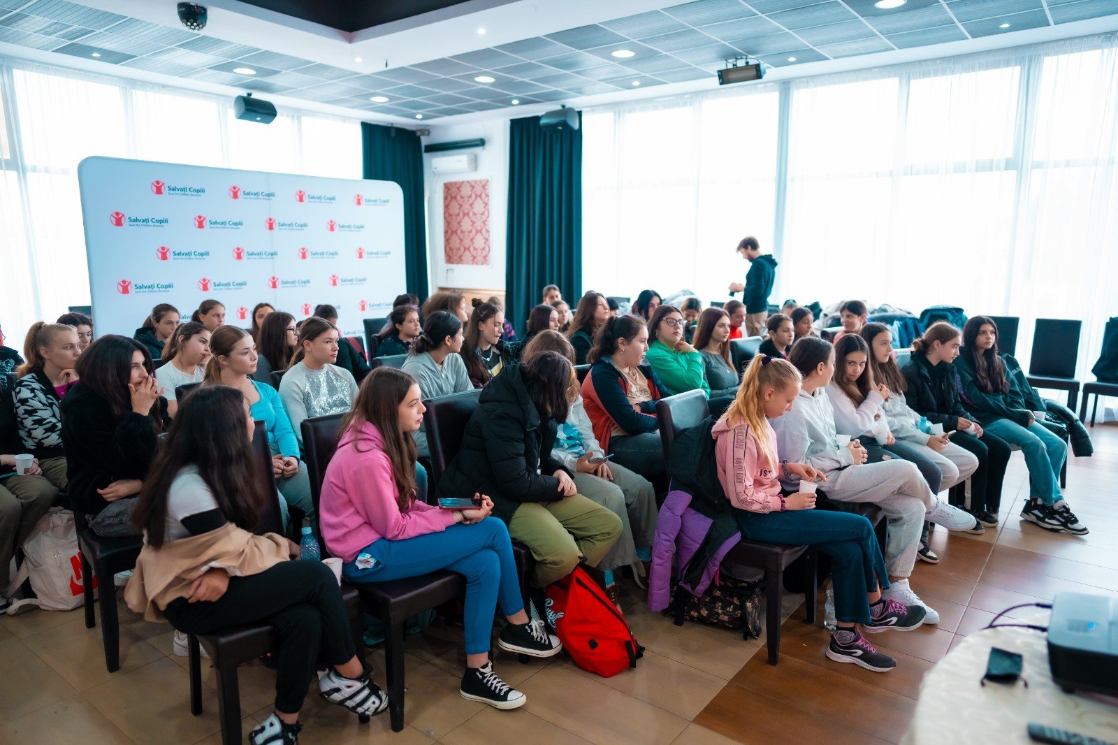 Salvaţi Copiii cere ca „Educaţia pentru sănătate” să fie accesibilă adolescenţilor de peste 14 ani fără acordul părinţilor
