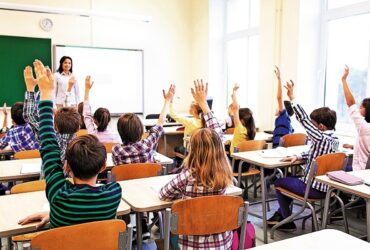 Este oficial: dispar clasele cu elevi piloși. Expert: „Sistemul trebuie și pus în practică corect”