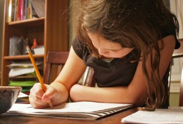 Fără teme mai lungi de două ore în gimnaziu. Ministrul Educației: „Din păcate, se întâmplă acest lucru”
