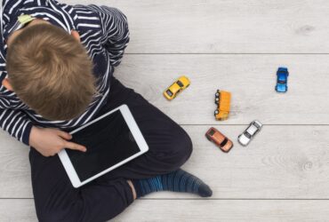 Copiii, abandonați de mici în lumea virtuală. Ce soluții are Ministerul Educației împotriva telefoanelor
