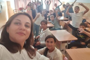 Profesoara care le cumpără elevilor rechizite, îmbrăcăminte și mâncare ca să nu renunțe la școală. „Doamna, vă iubim”