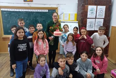 Învățătoarea de la sat care a creat un club de lectură în grajdul familiei. „Văd sclipirea în ochii copiilor“