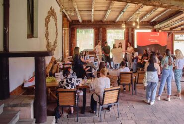 STUDIU. Liceenii români, orientați spre valorile de stânga. Psiholog: De fapt, tinerii nu sunt interesați de politică